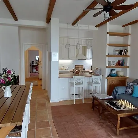 Gatzea's Laurel House